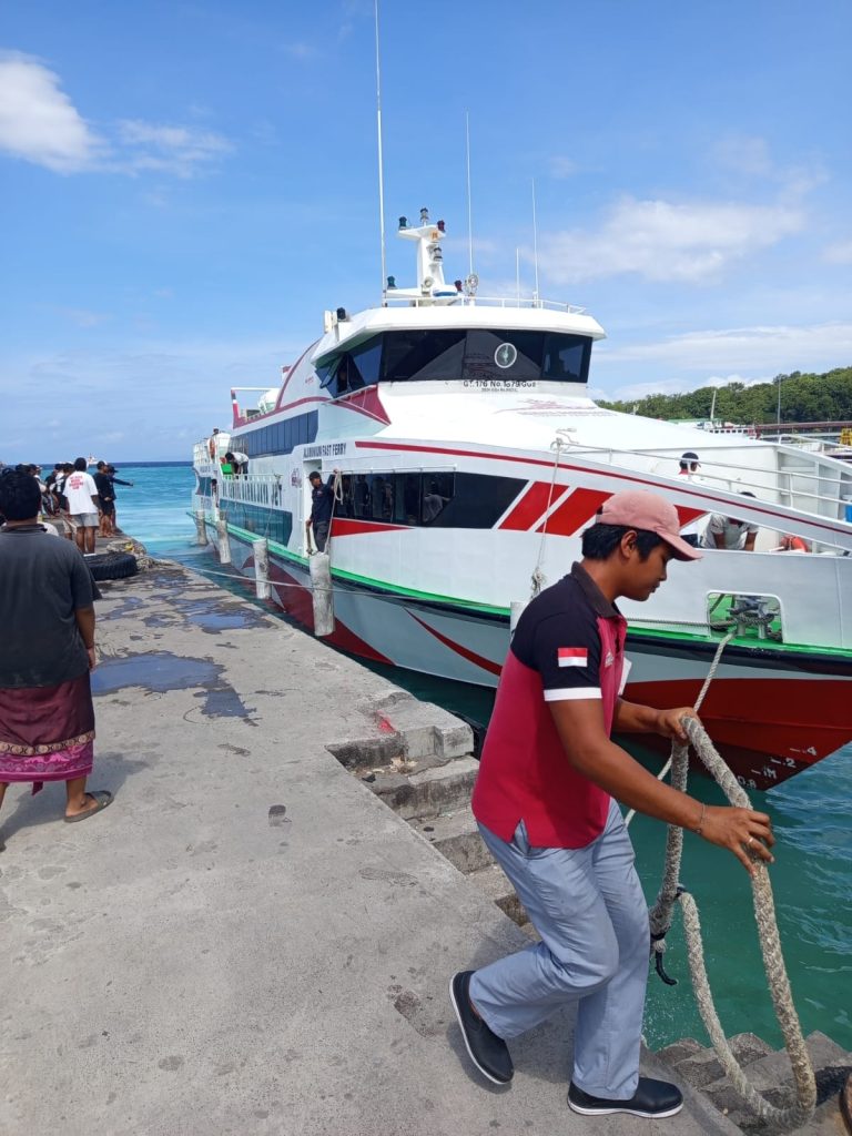 Padangbai local taxi driver ready to assist you to your hotel using a private car