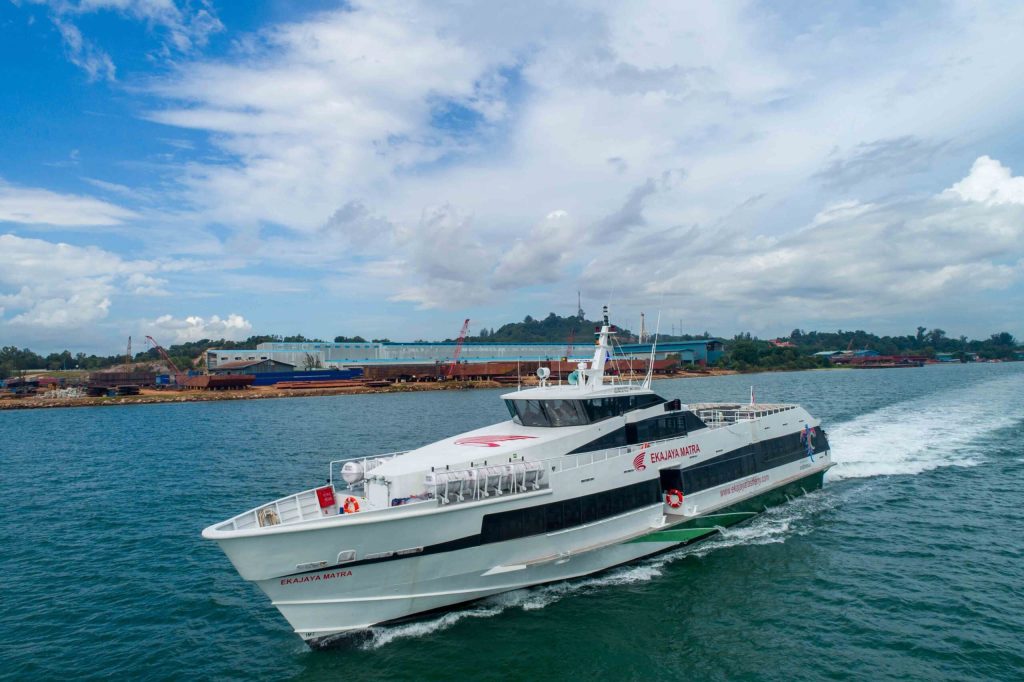 fast boat bali gili using eka jaya matra a new ferries with a big body
